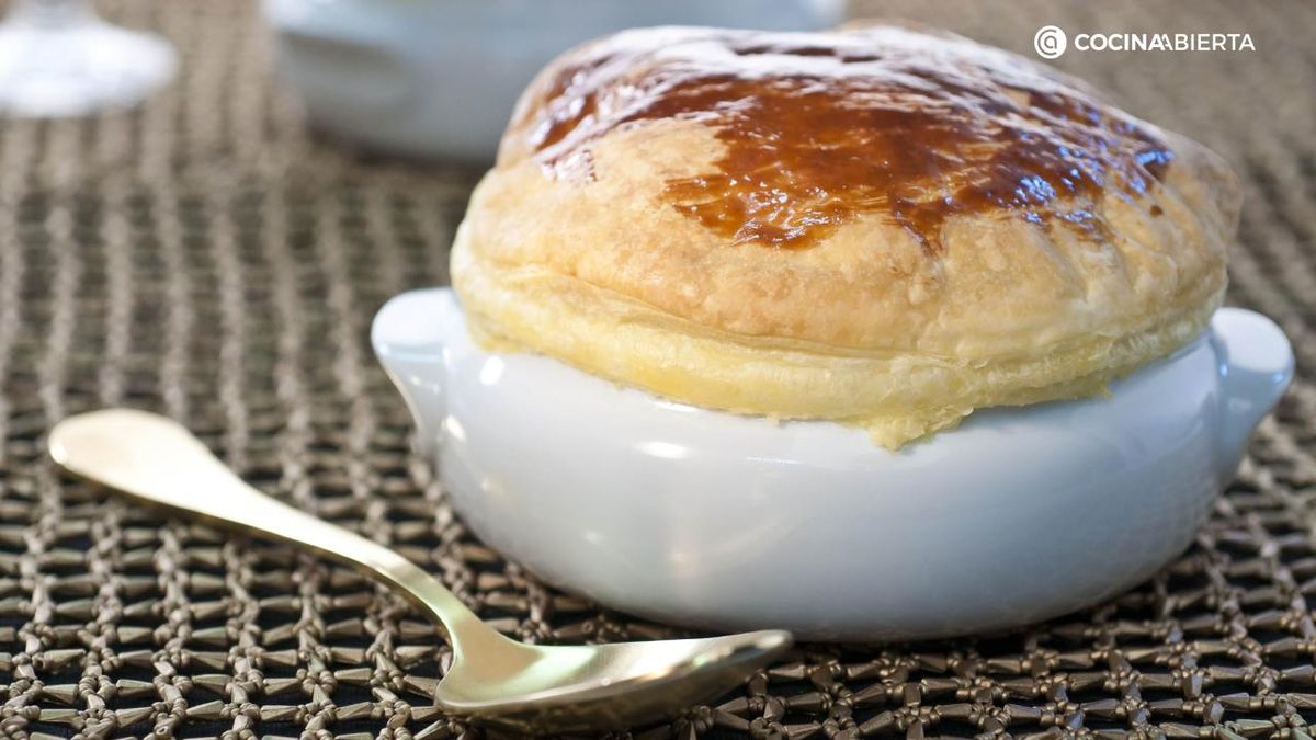 Sorprende a tus invitados con un caldo de año nuevo con foie y hojaldre