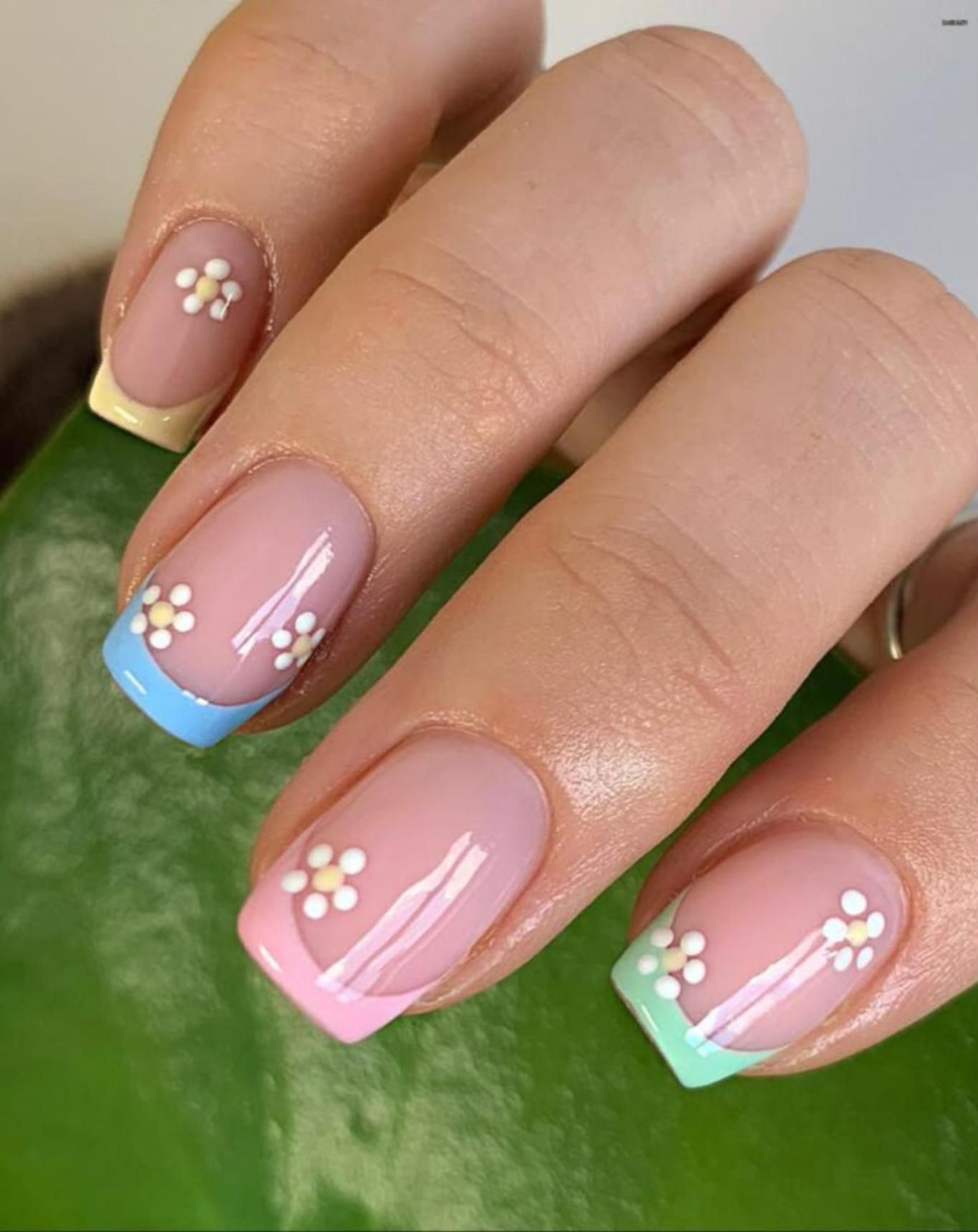 Uñas francesas de colores con margaritas.