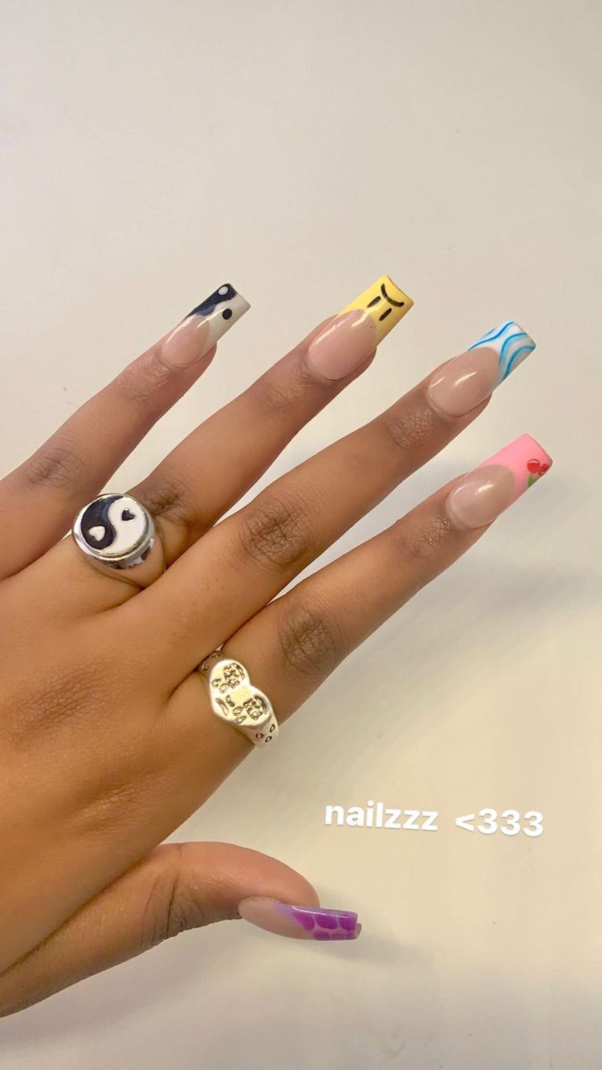 Uñas francesas con smilies y decoración de los años 90-2000.