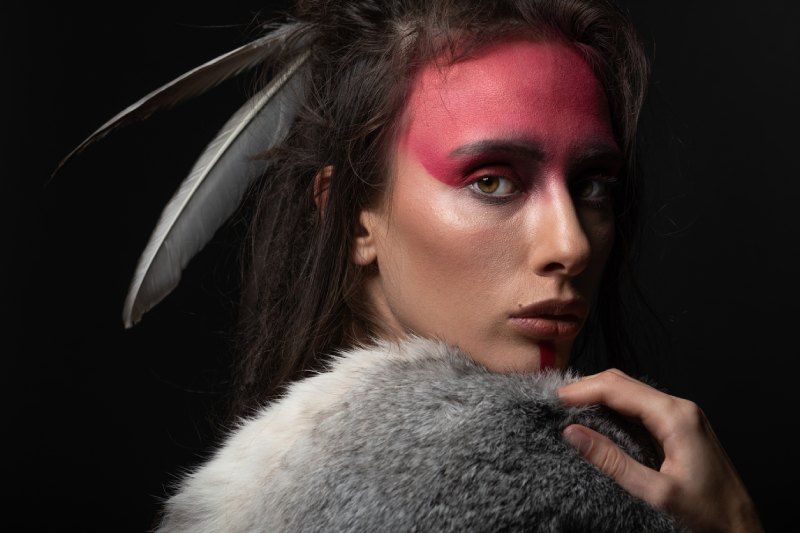 Maquillaje étnico tipo antifaz en rojo