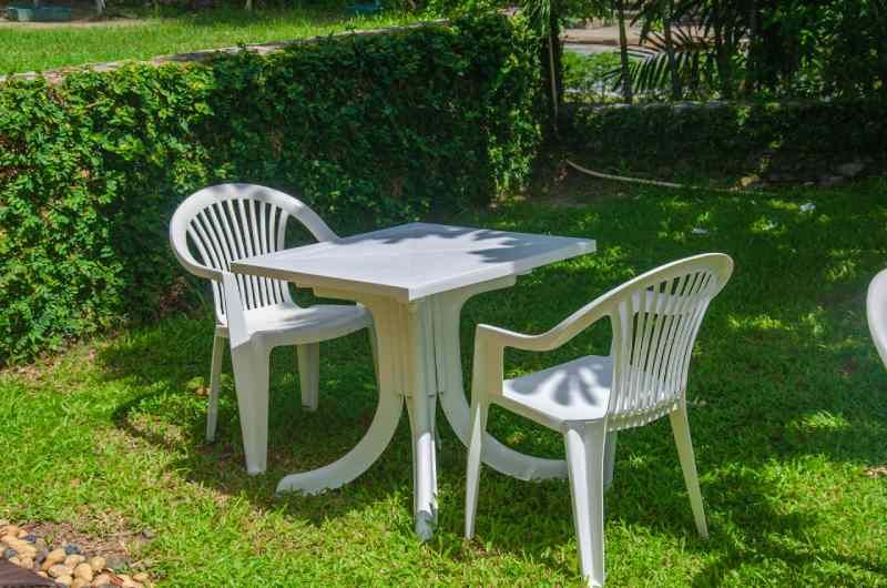 Muebles de plástico blancos en el jardín