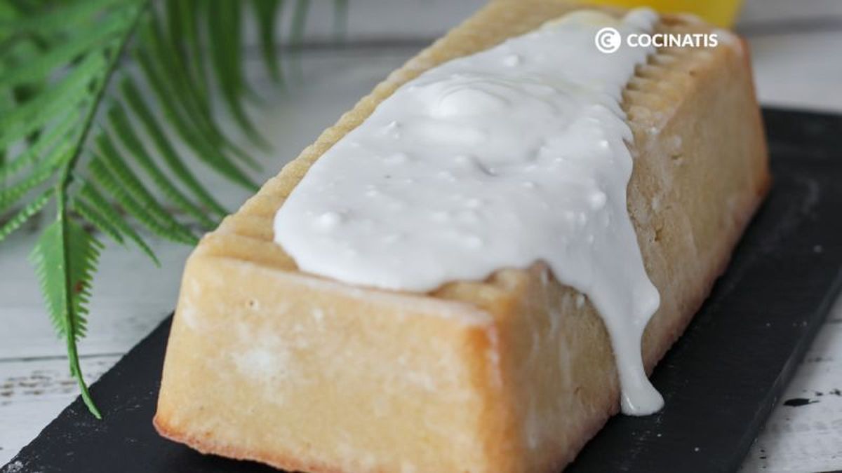 Agregamos el glaseado sobre el bizcocho