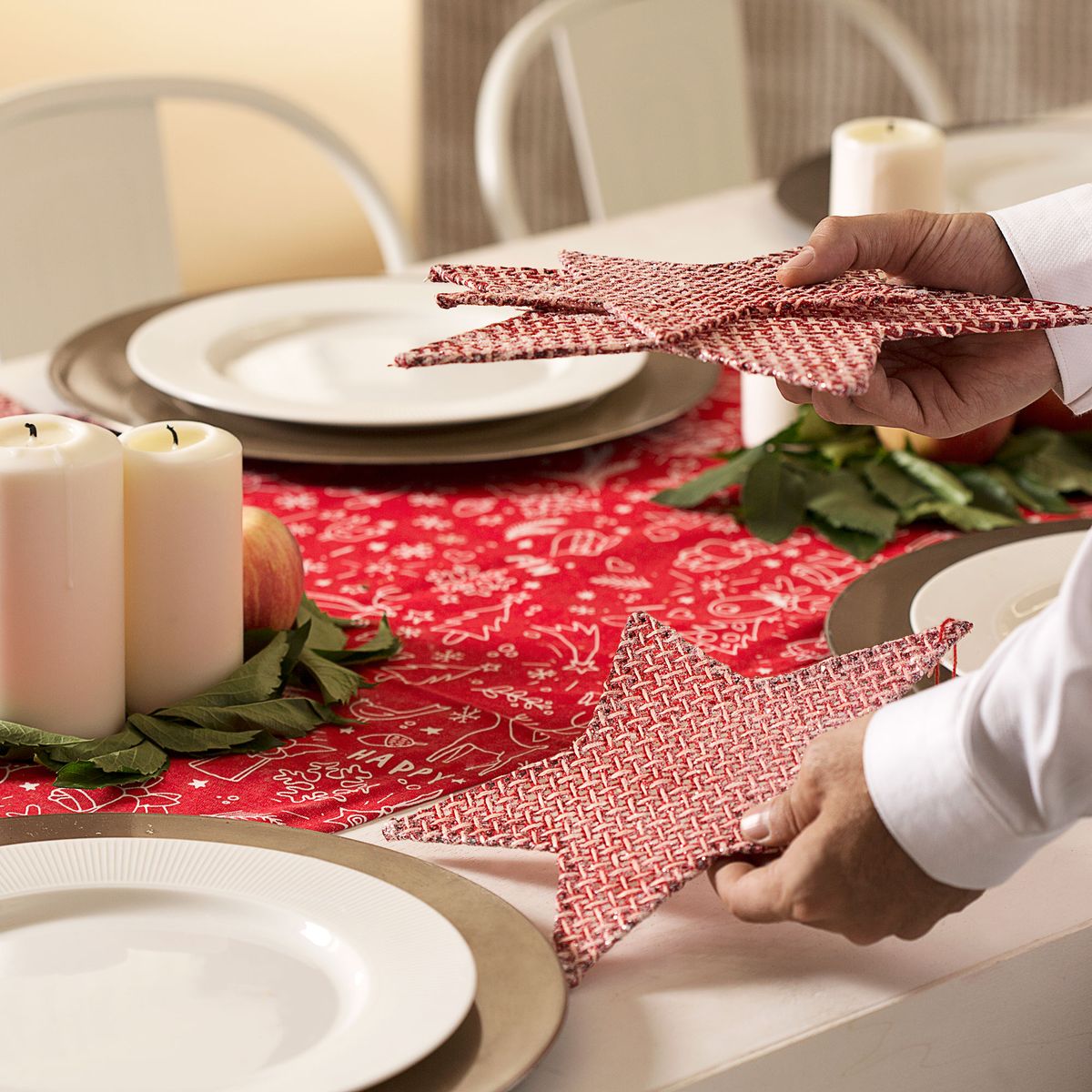 Decorar mesa navideña nórdica en blanco y rojo paso 5