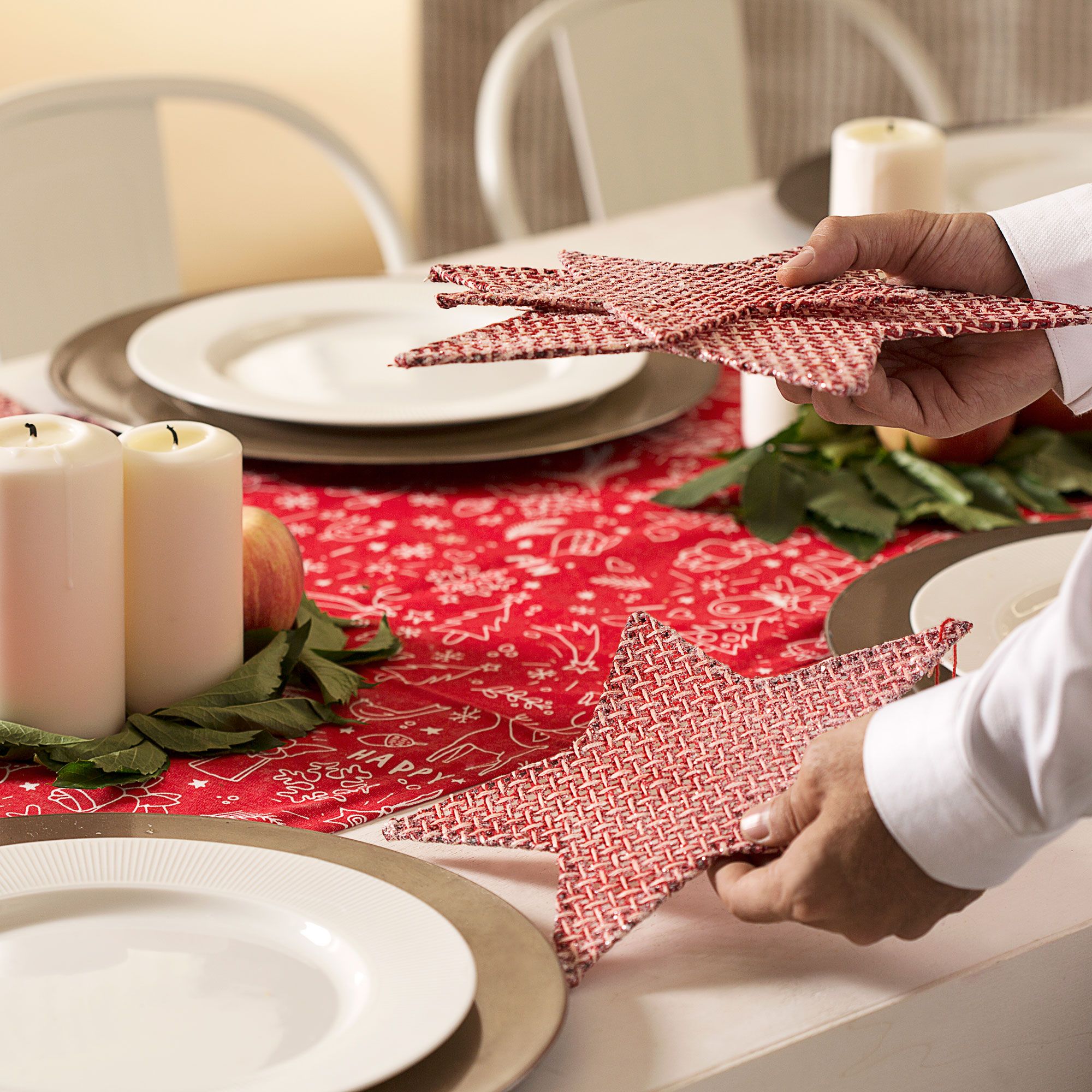 Decorar mesa navideña nórdica en blanco y rojo paso 5
