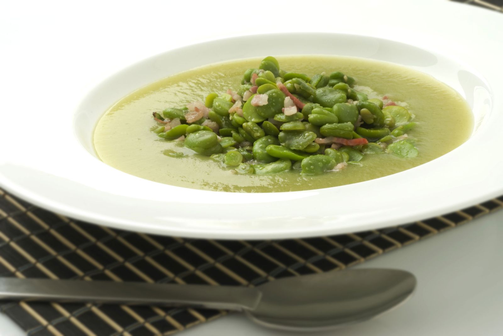 Crema de puerros con habitas salteadas