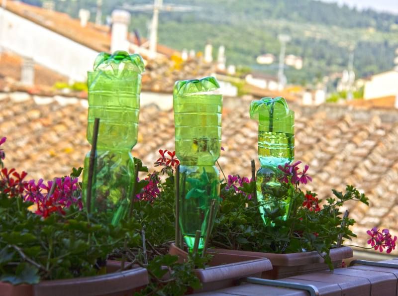 Sistema de riego con botellas