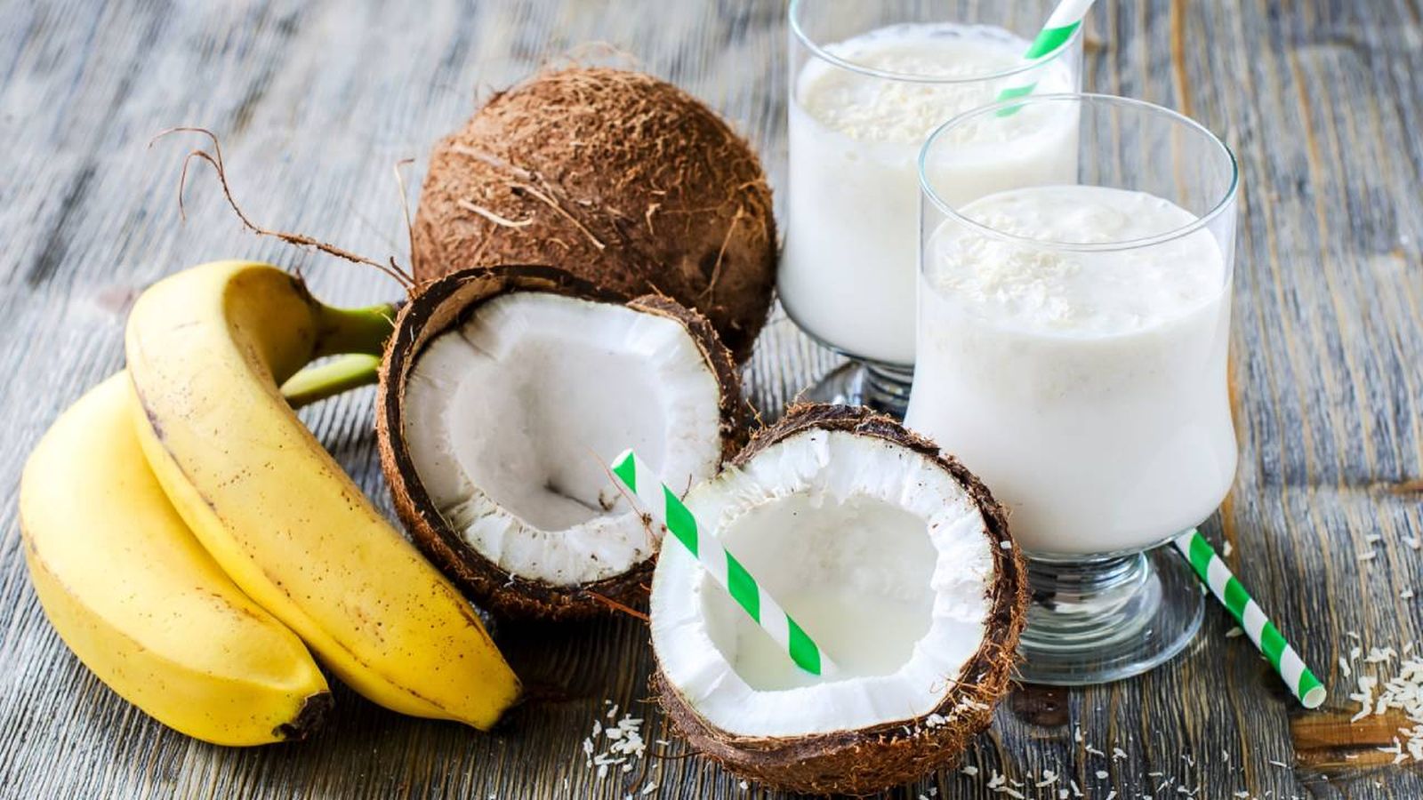 Prepara un nutritivo licuado de coco natural añadiendo leche y otras frutas