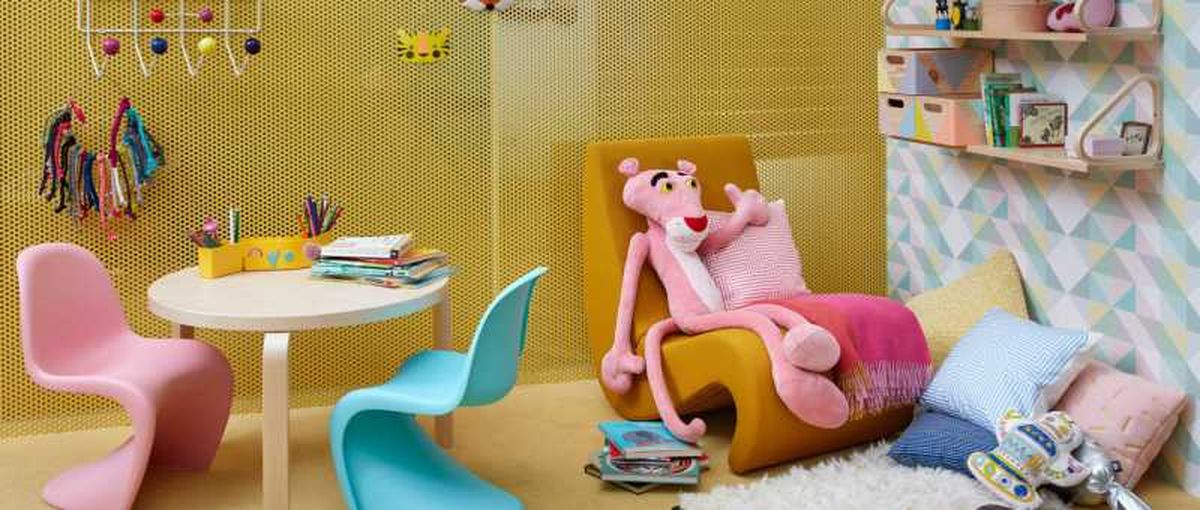 Sala de juegos con sillas Panton infantiles.