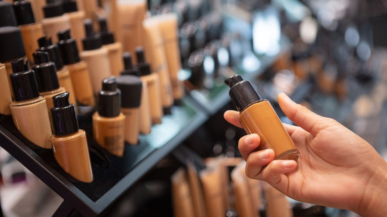 Trucos para aclarar tu base de maquillaje sin perder su textura y cobertura