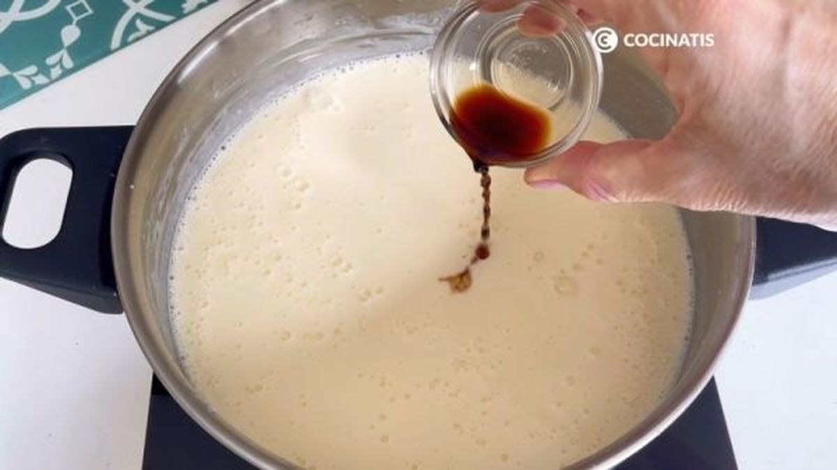 Agregamos el extracto de vainilla a la mezcla de queso