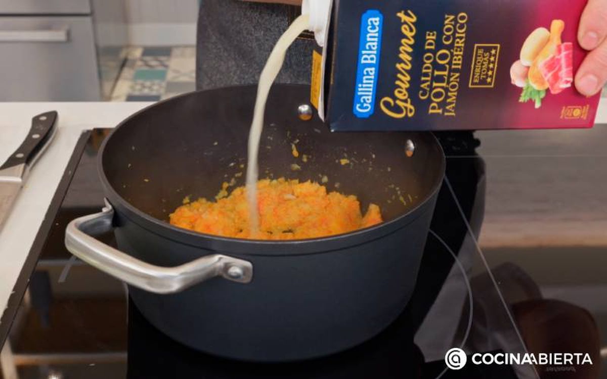 Elaboración de la receta de sopa con virutas de jamón - Añade el caldo y la pimienta