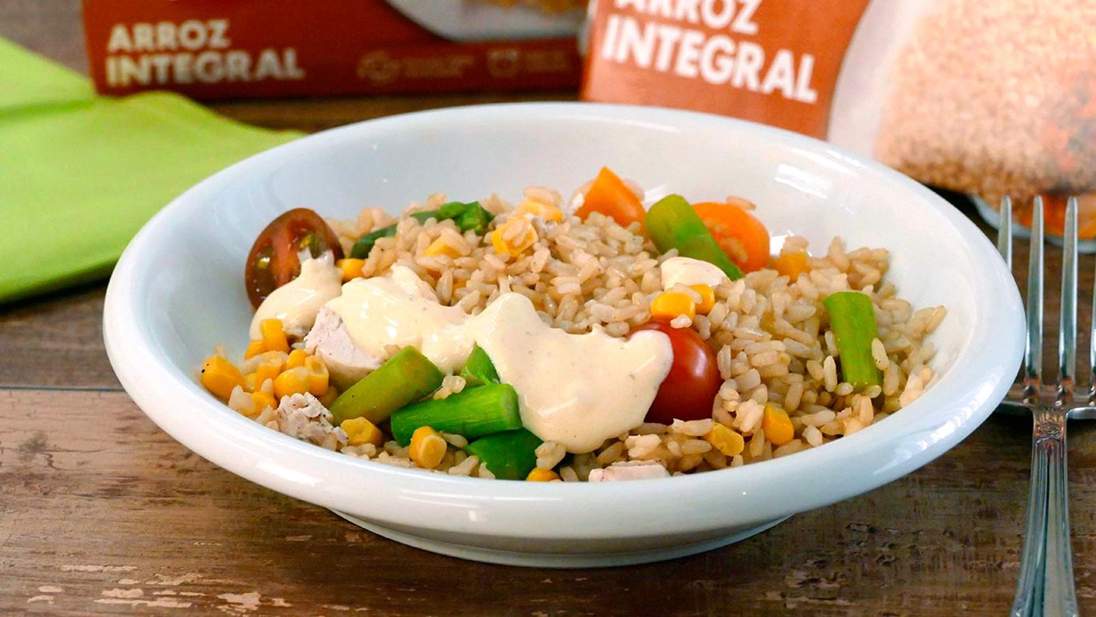 Receta de ensalada de arroz integral con pollo y espárragos trigueros