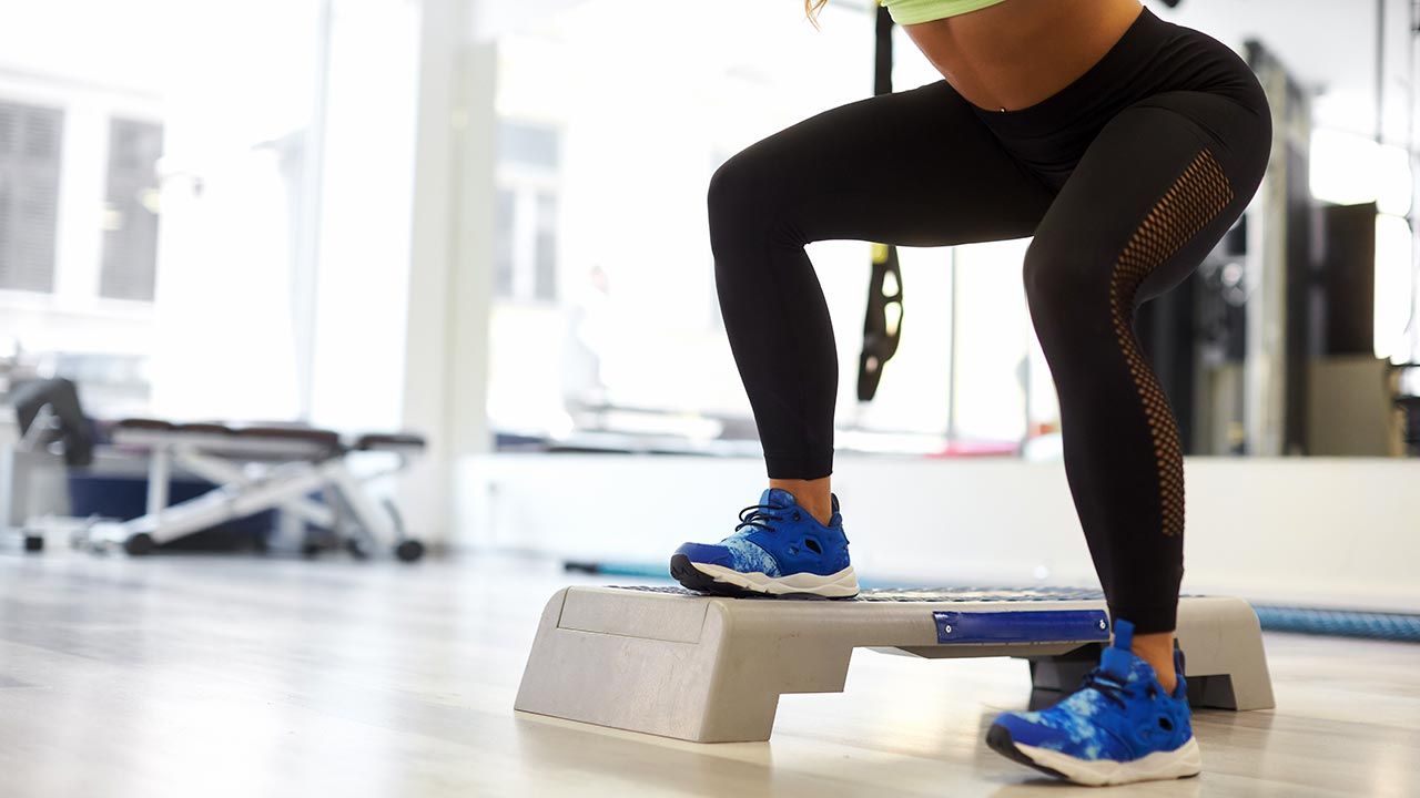 4 ejercicios para fortalecer los gluteos sin salir de casa step