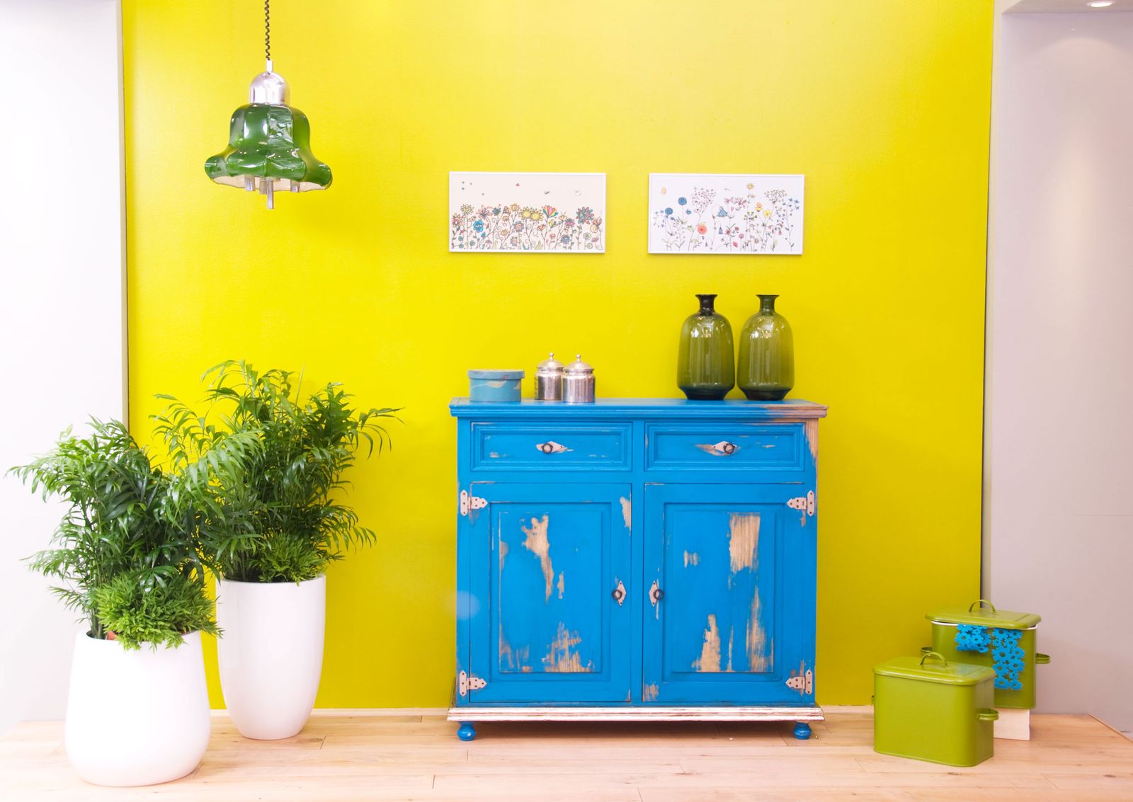 Aparador azul de aspecto envejecido