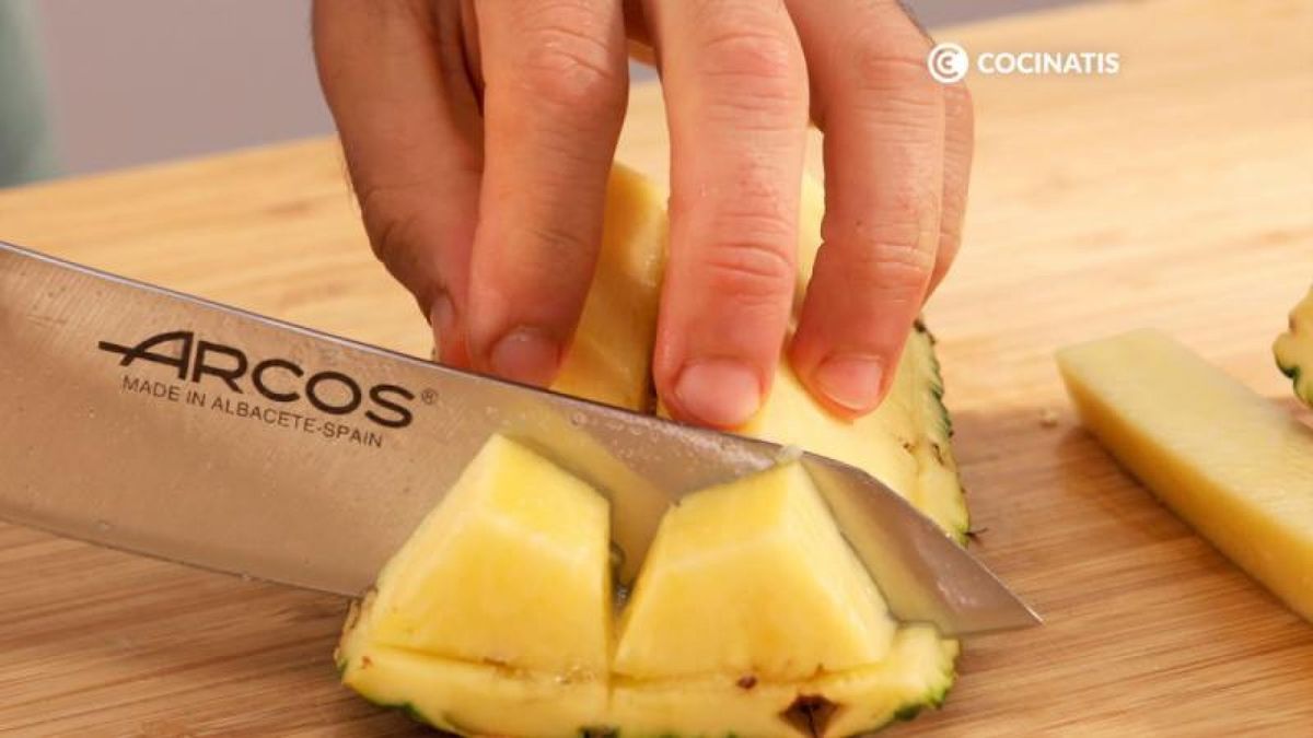Corta la piña y retira la piel/ Fotos: Cocinatis