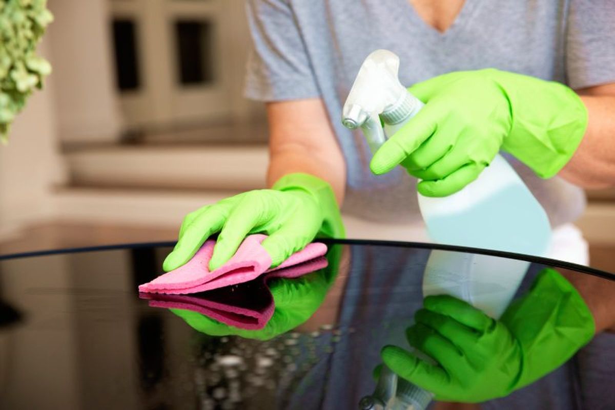 Limpia una o dos veces por semana la mesa de cristal