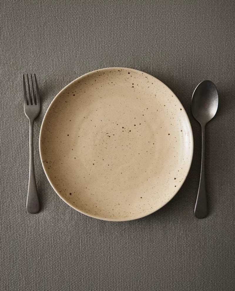 Plato beige natural.