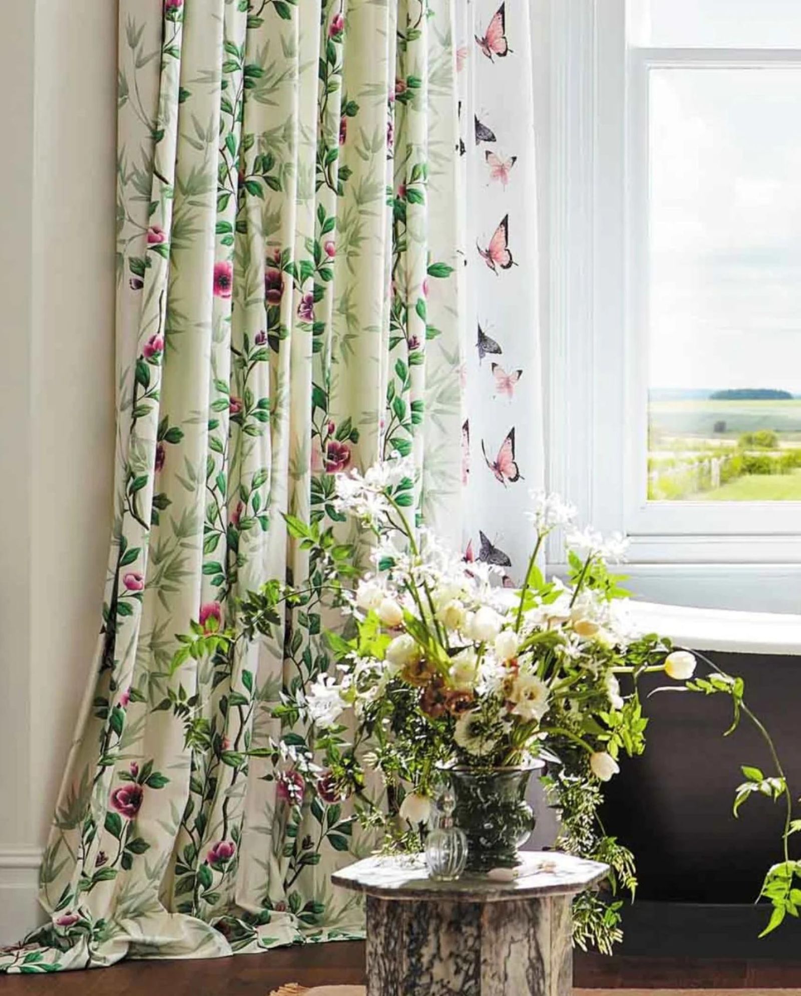 Cortinas con estampado primaveral.