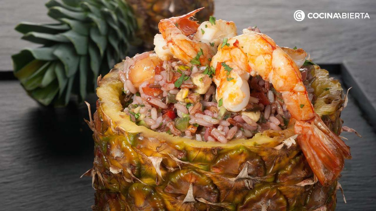 Piña rellena de ensalada con langostinos