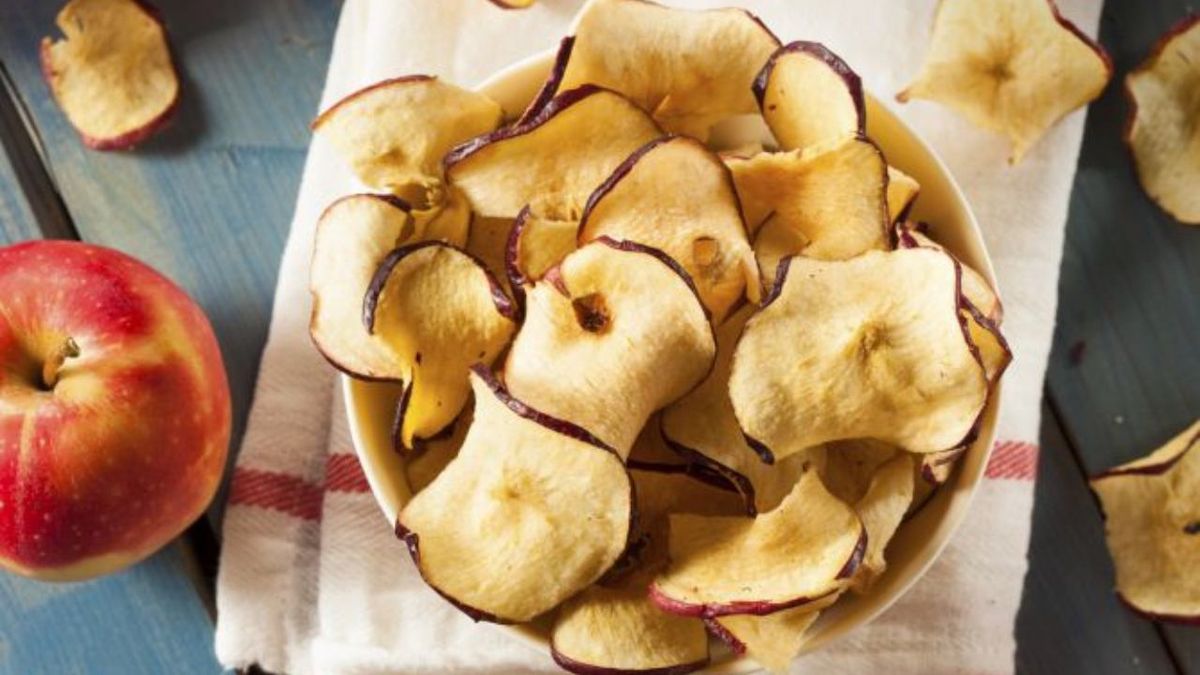 Los chips de manzana son un aperitivo saludable perfecto para picar entre horas