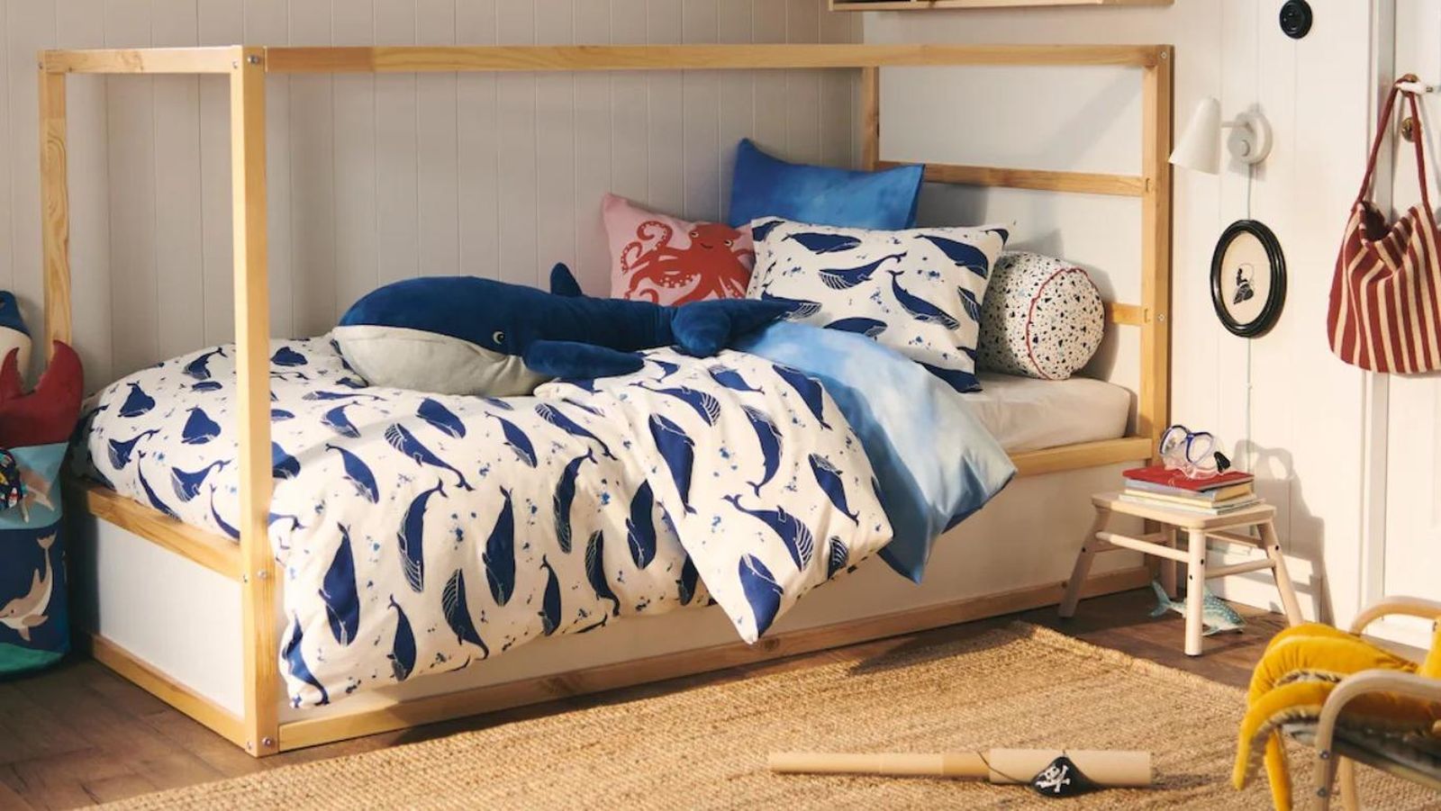 Habitación infantil con temática marina.