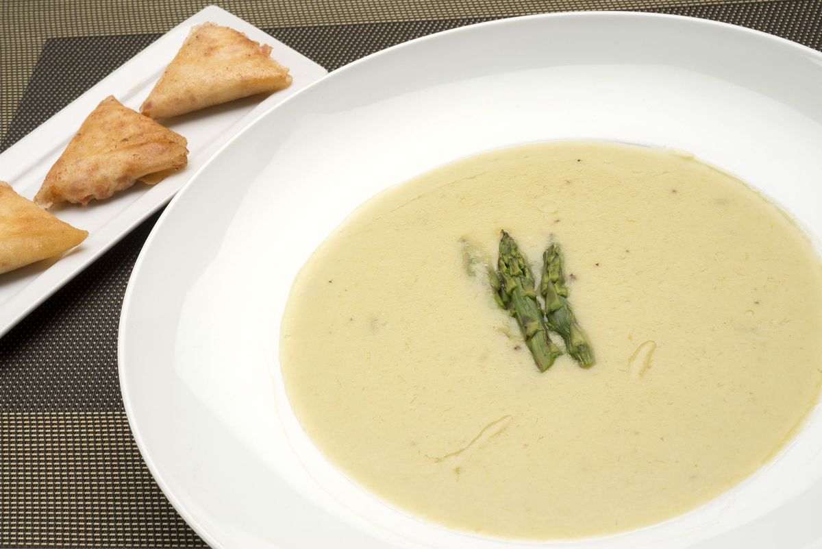 5725 1 Crema de esparragos con triangulos de jamon y queso (1110) xl