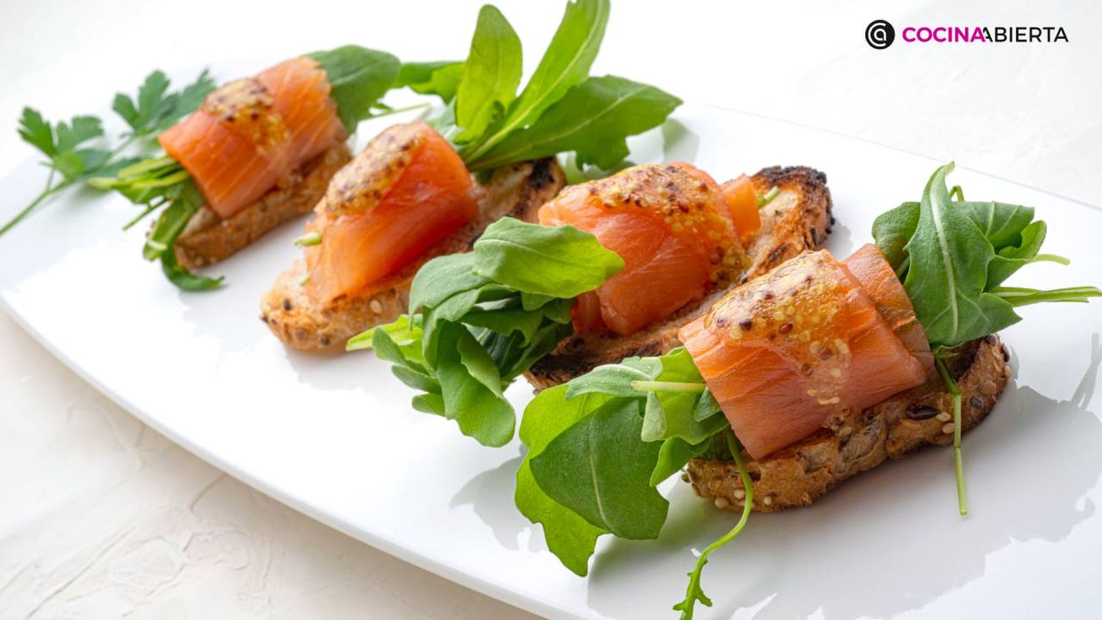 Receta de rollito de salmón y rúcula