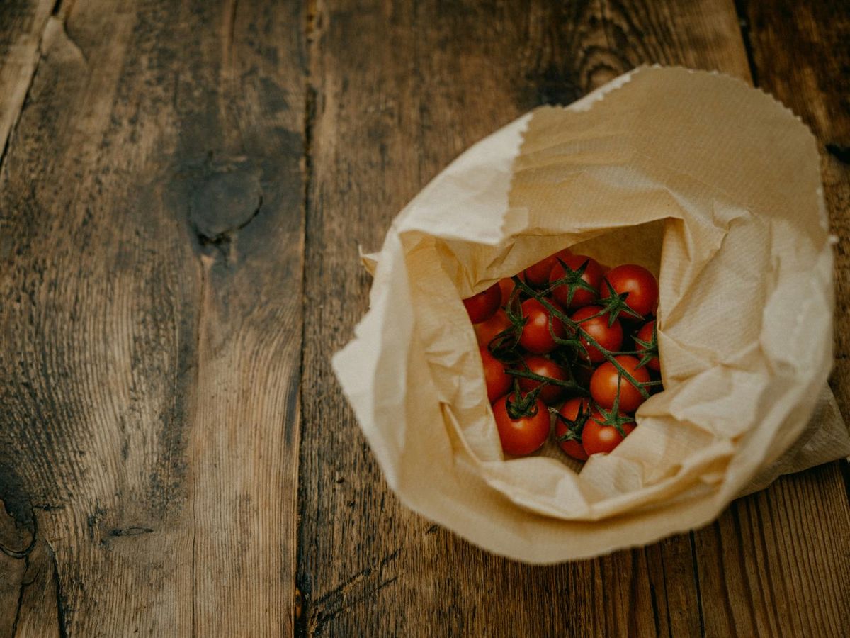 Guarda los tomates en bolsas de papel