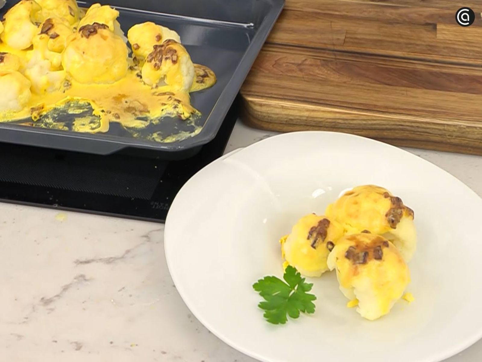 Sirve la coliflor con salsa holandesa de cecina