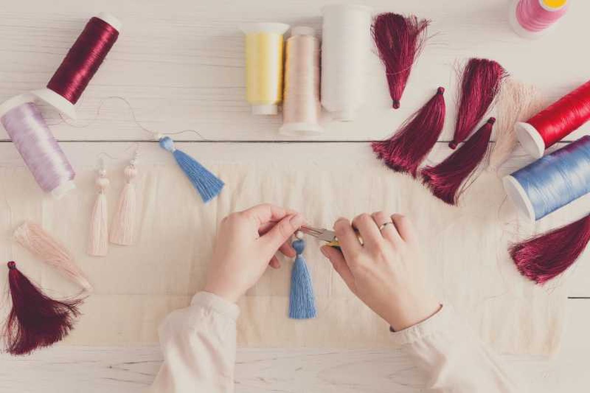 Poner el gancho a los pendientes de flecos.