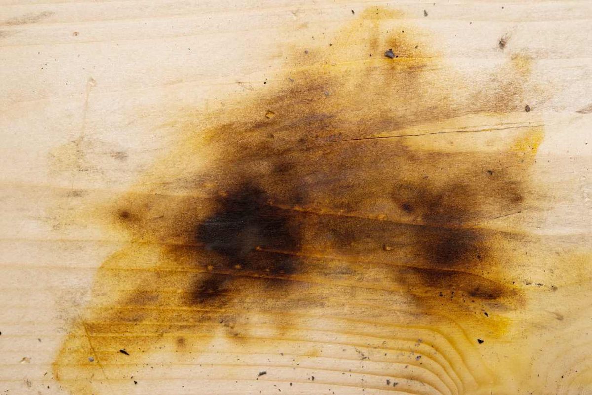 Manchas y quemaduras en una mesa de madera