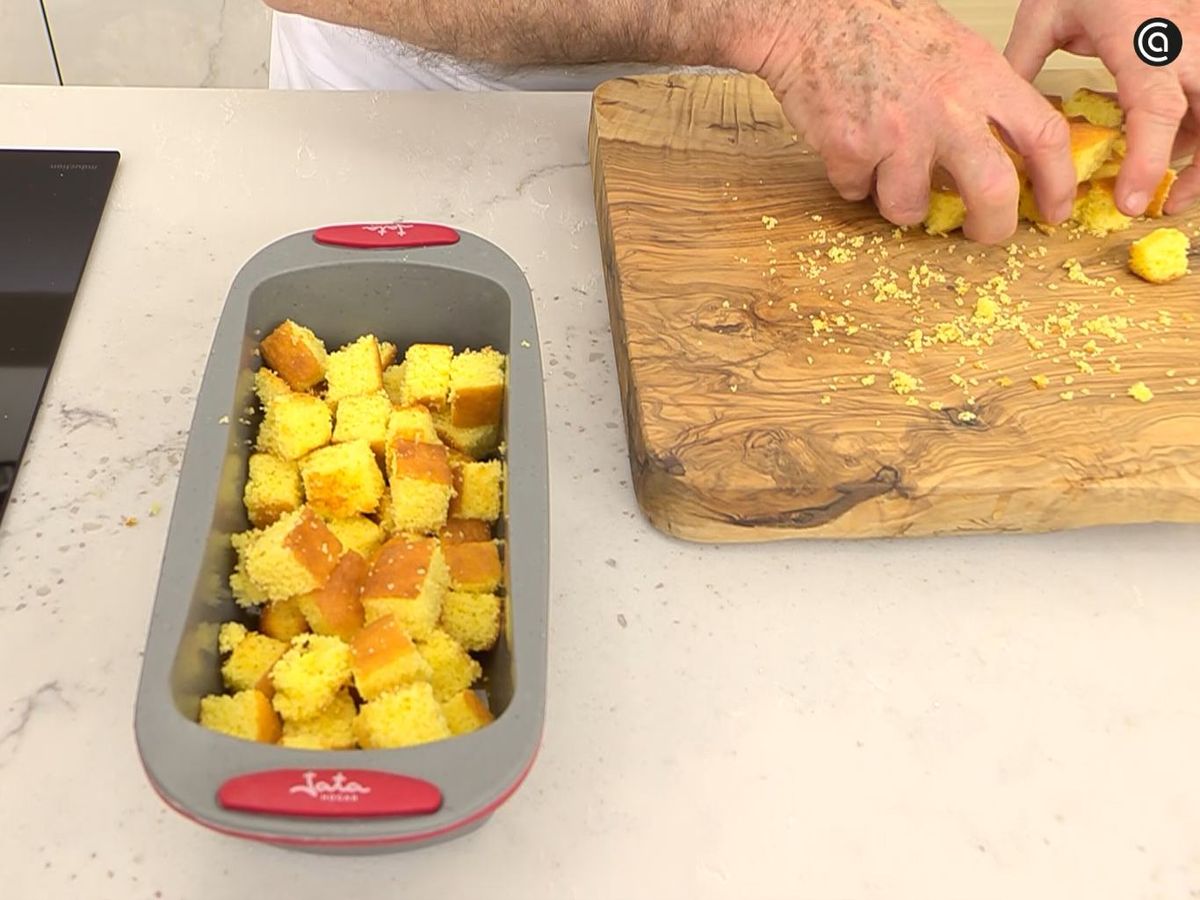 Pon los trozos de sobaos en el molde