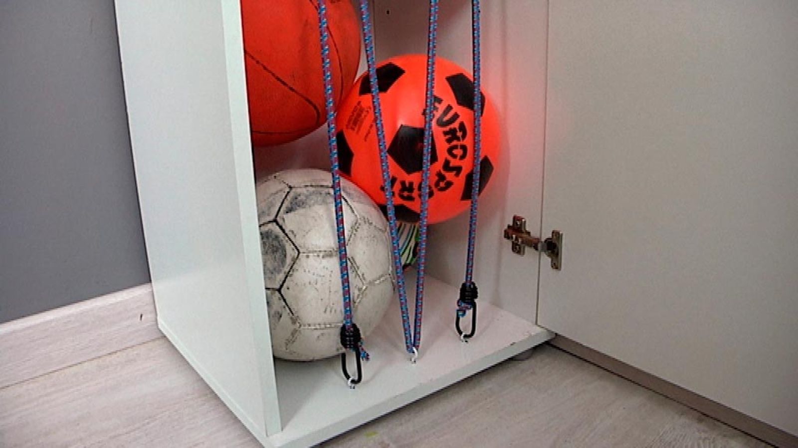 Mueble para balones paso 8