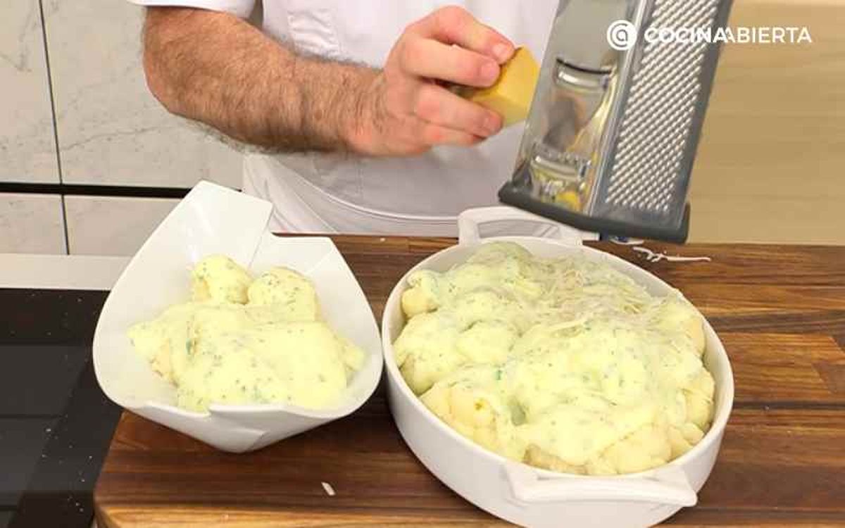 Ralla queso sobre la coliflor y el puré de patata