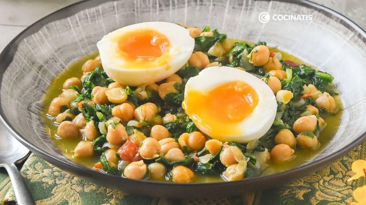 Plato de garbanzos con espinacas y huevo