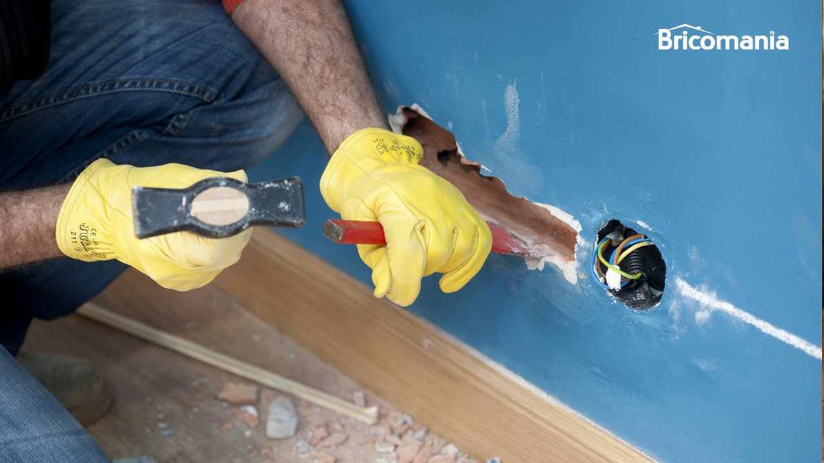 Persona realizando rozas con un cincel