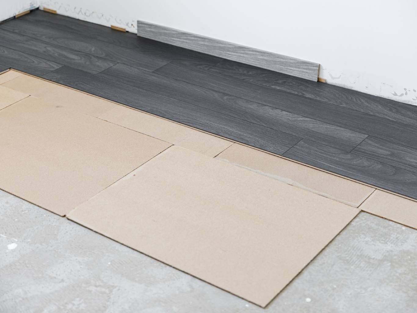 Puedes instalar un suelo vinílico resistente directamente sobre el antiguo sin necesidad de obra.