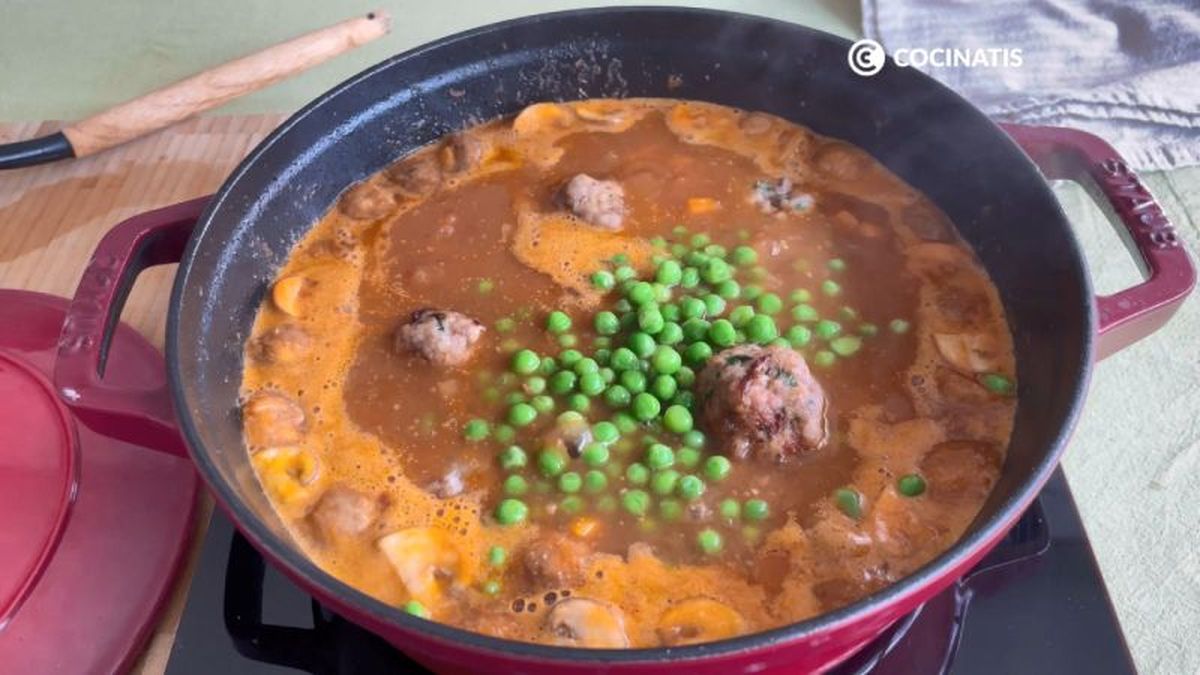 Cocinamos las albóndigas en la salsa