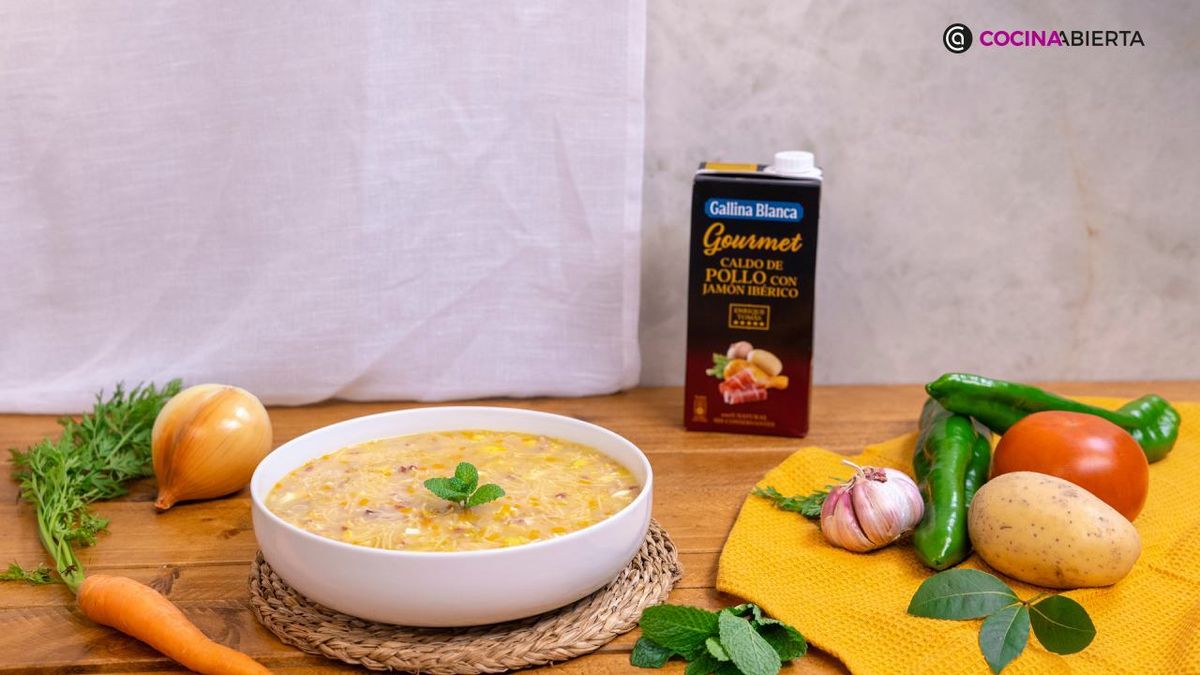 Aprende a elaborar una reconfortante sopa de pollo con jamón y huevo duro con esta receta fácil