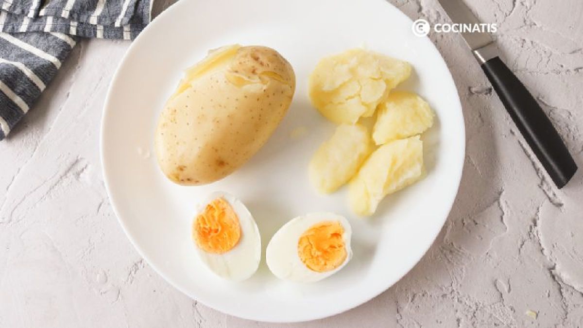Cortamos las patatas y el huevo cocido
