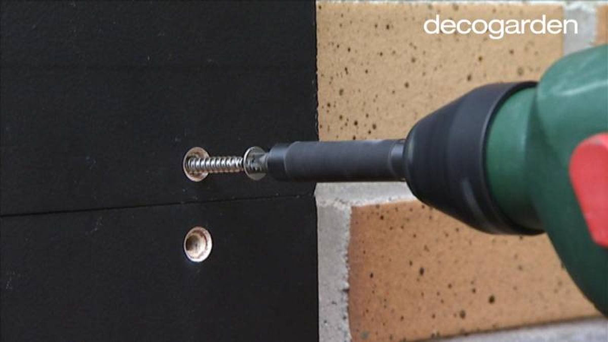 Asegurar el tablero a la pared de la terraza con la atornilladora.