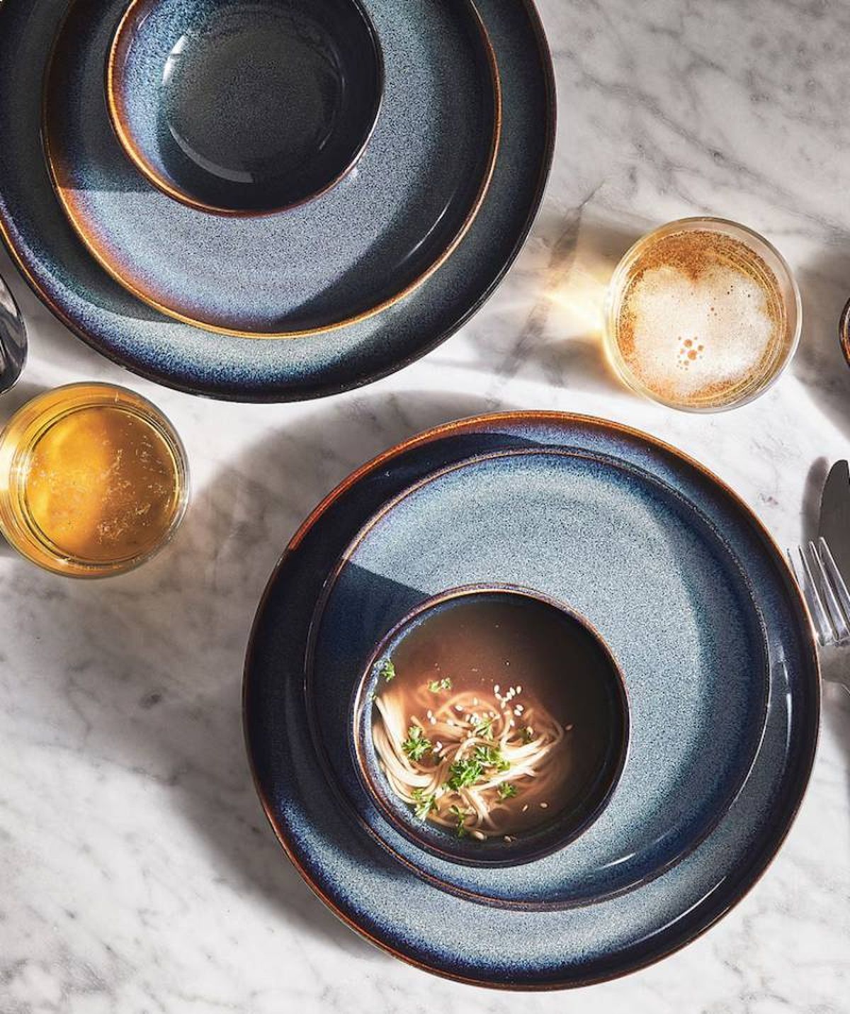 Mesa con platos azules Gladelig de Ikea.