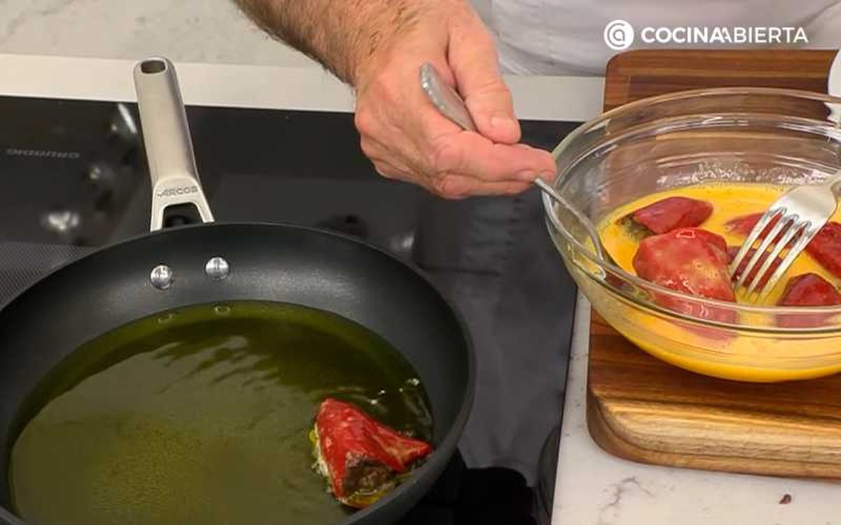 Fríe los pimientos rellenos brevemente por los 2 lados