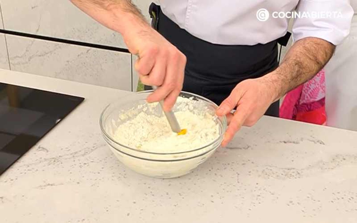 Mezcla los ingredientes para hacer la masa