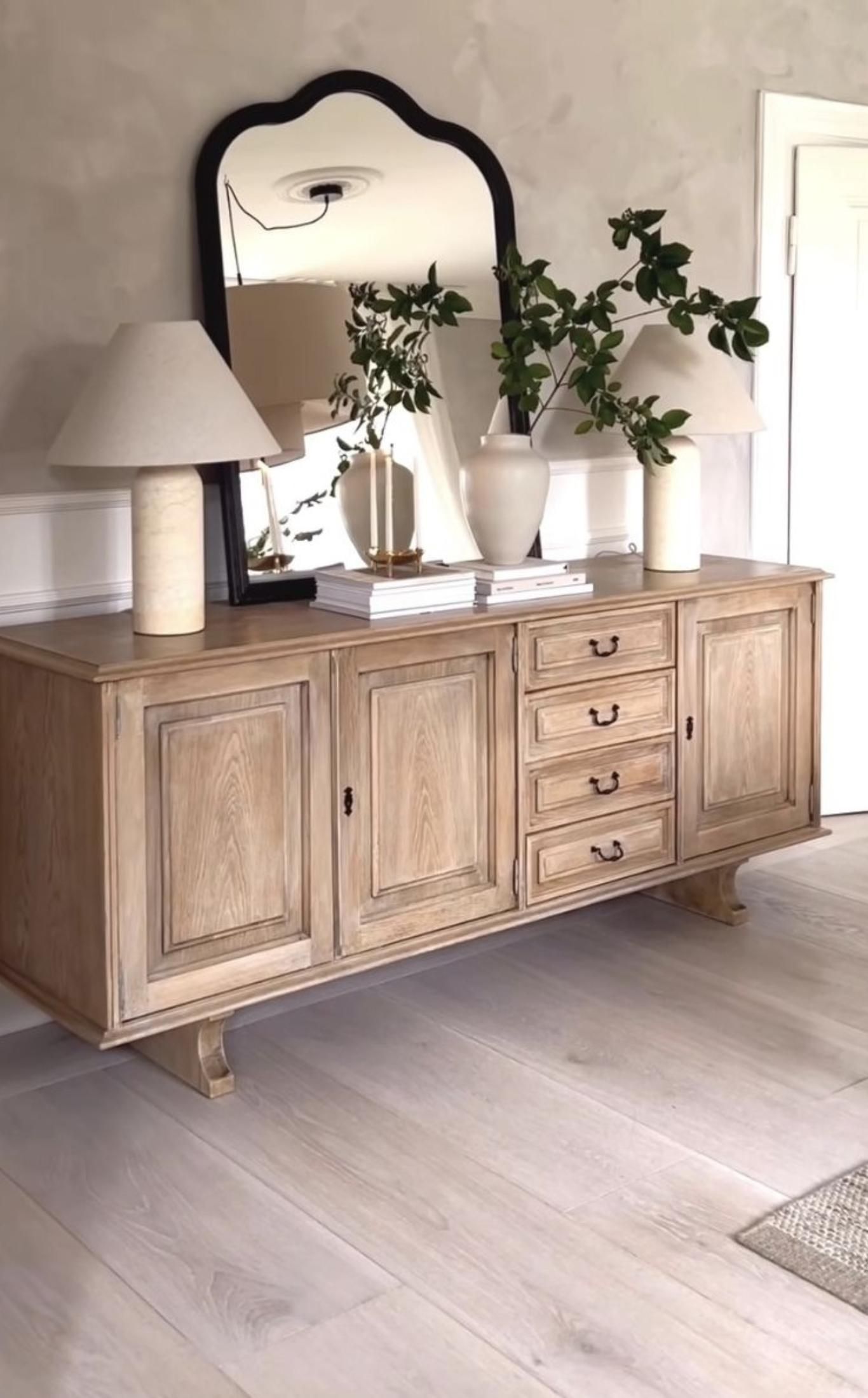 Salón con mueble de madera retro restaurado.