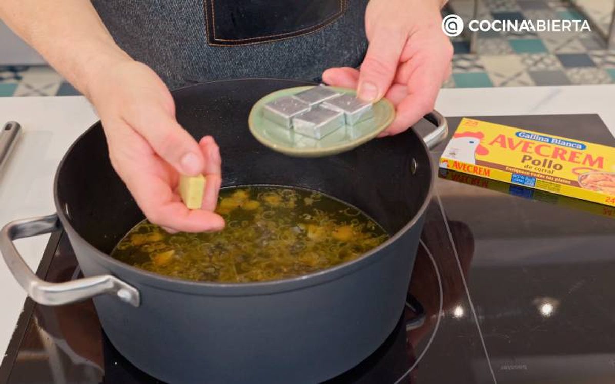 Enriquece el caldo con Avecrem Pollo Gallina Blanca