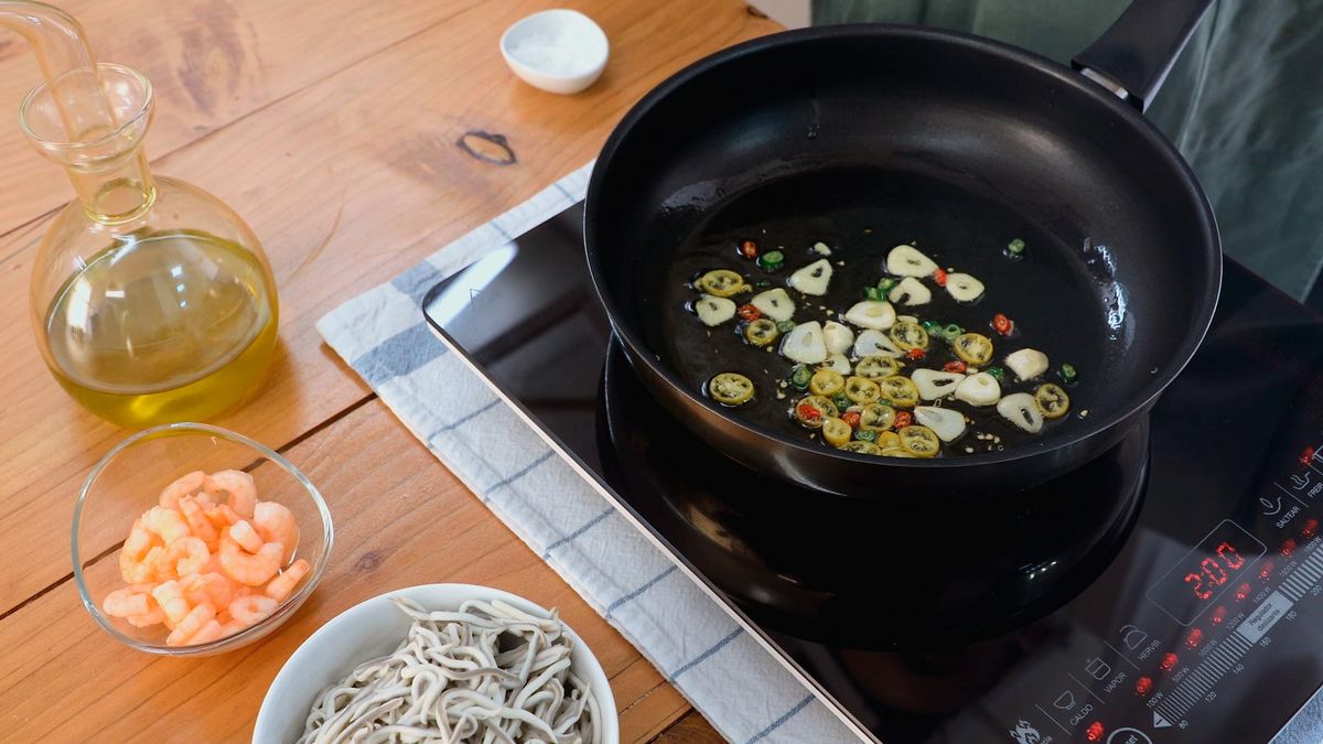 Ensalada templada de gulas y gambas con vinagreta de granada   paso 2