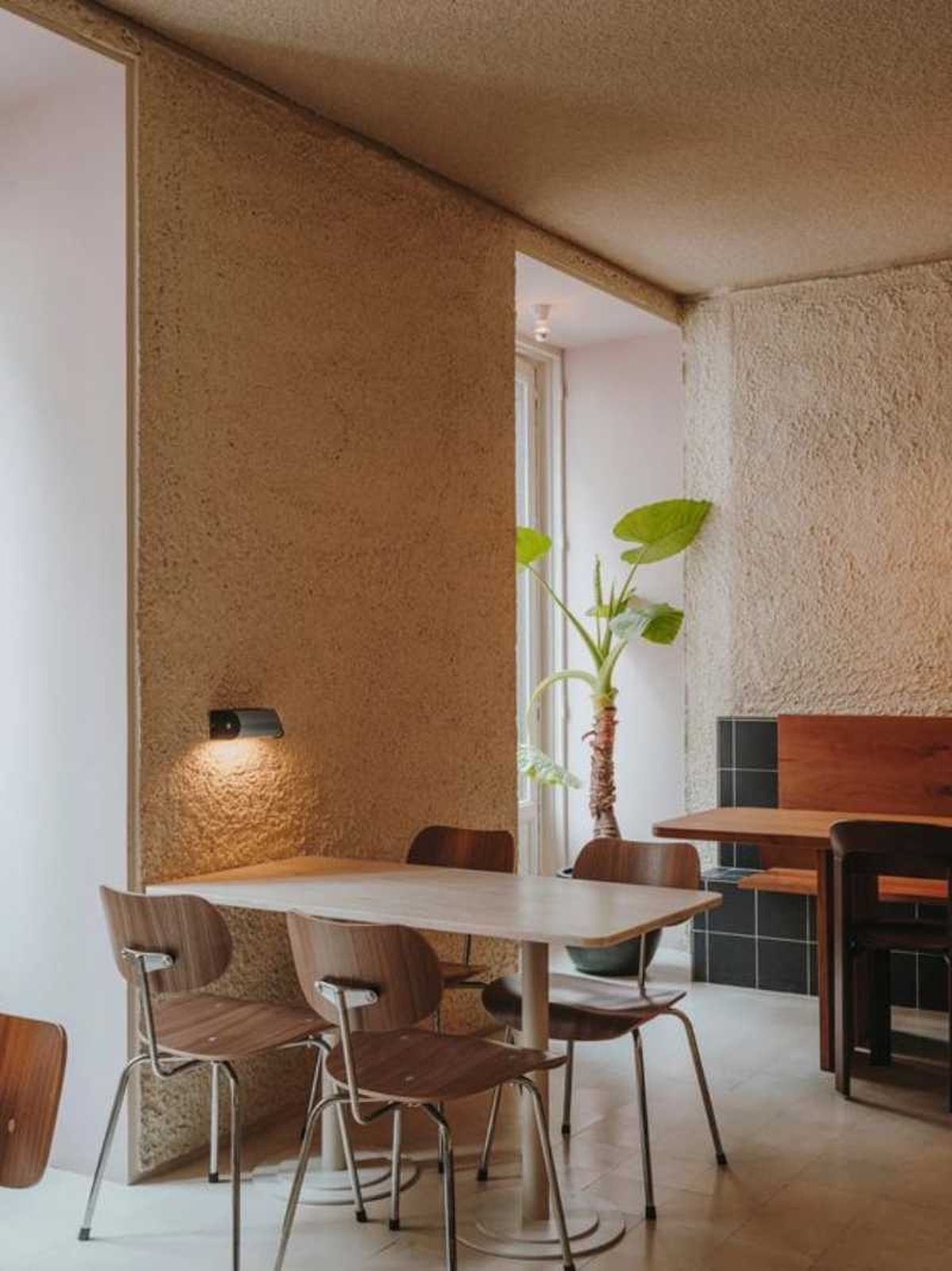 Local con pared con textura, una tendencia atemporal.