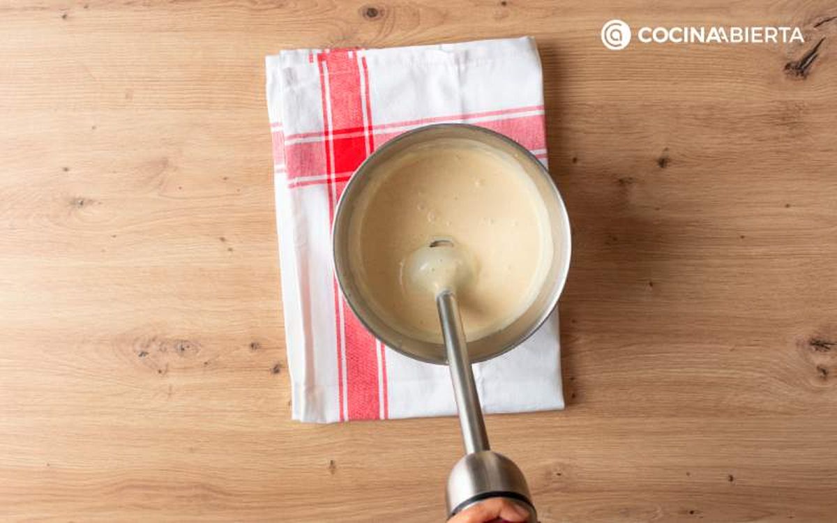 Mezcla los ingredientes para hacer la masa