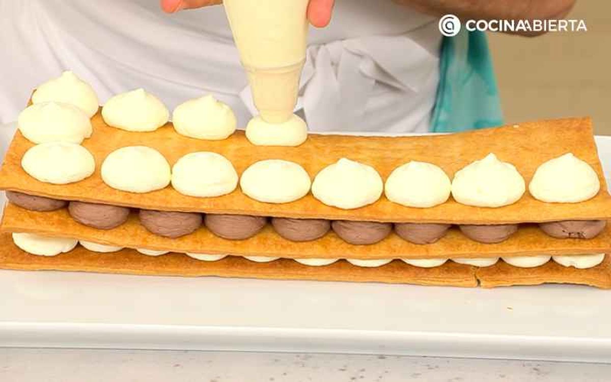 Cubre las láminas de hojaldre con botones de nata y chocolate